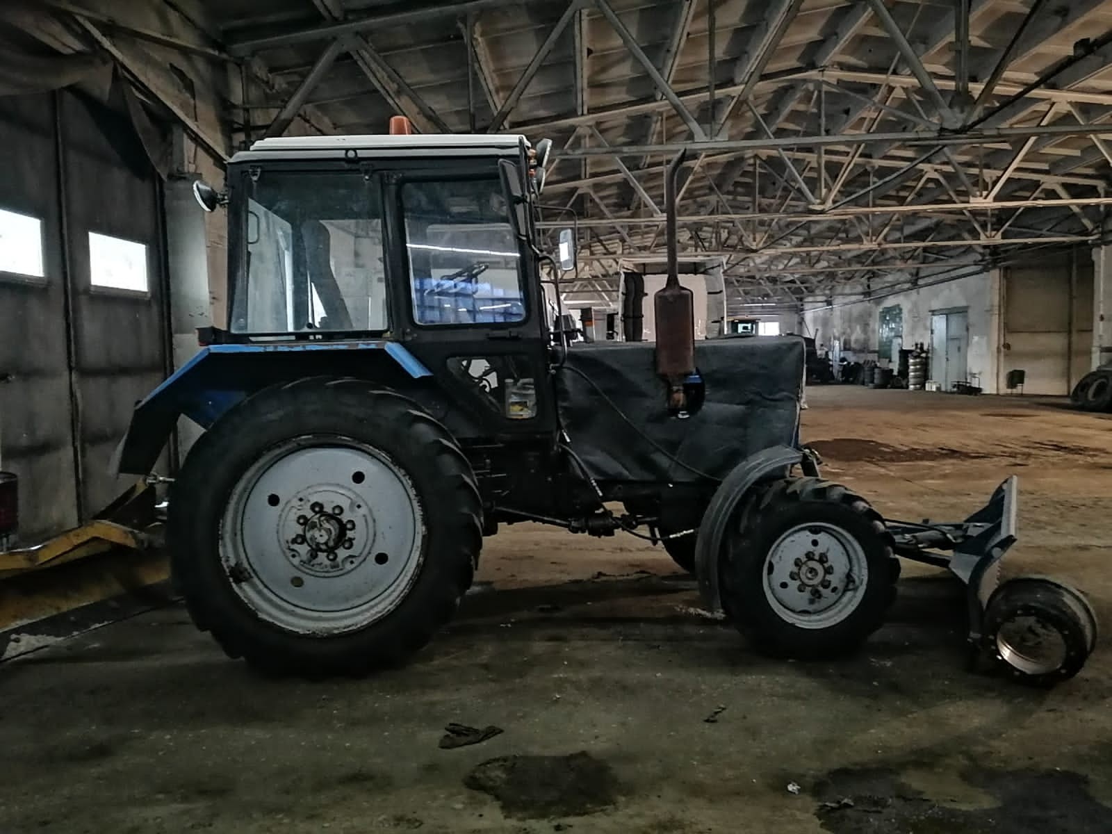 Трактор колесный Беларус-82.1, год выпуска 2010, заводской номер 82014094, двигатель 532828, коробка